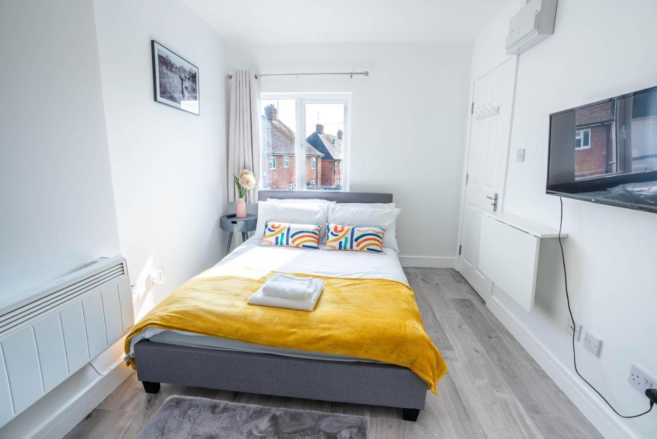 No 01 Small Studio Flat In Aylesbury Town Station Εξωτερικό φωτογραφία